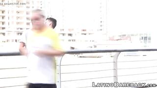 After having drinks outside these two twinks have hot sex