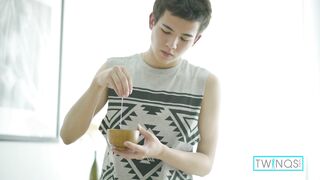 Sexy Massajist Xander Was Dicked & Facialized By Handsome Blonde James!