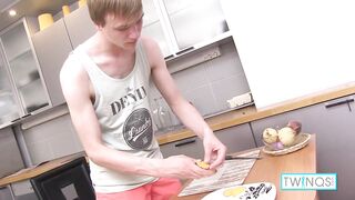 Blonde Fella Liam P Milks Himself While Wrecks His Backdoor!