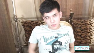 TwinQs - Xander Reaches 2 Orgasm When Stimulates His Prostate!