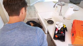 SHOWERBAIT Muscle Hunk Spreads Tight Asshole For Plumber's Thick Pipe