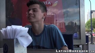 After having drinks outside these two twinks have hot sex