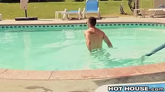 Hot Swimmer Seduces Str8 Stranger