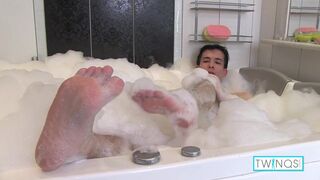 Cute Xander H Gets Jerks Off And Cums In Hot Bubble Bath!