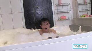 Cute Xander H Gets Jerks Off And Cums In Hot Bubble Bath!