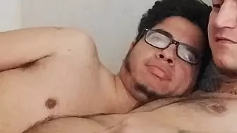 El chacal Colombiano le chupo el culo a su novio debajo de las sábanas se nota lo mucho que le gusta