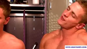 Muscular hunky amateur banged in doggy position