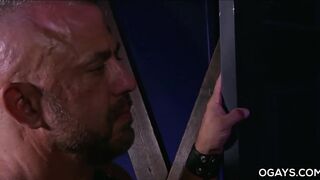 Homo dude gets 2 cocks in his ass