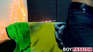 After some electro music this twink just loves to jerk off