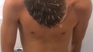 Euro kies butt banging during bubbly bath