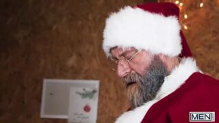 MEN - Santa Daddy Cakes Gives Benjamin Blue His Christmas Present, A Dripping Ass Creampie