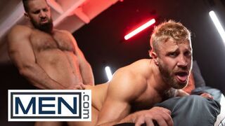 Hot - Chuck Conrad nimmt Mateo Tomas in seine kräftigen Arme und führt ihn zu seinem Schwanz