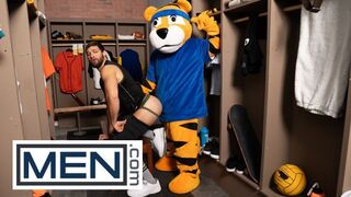 Hot - Shamu Azizam zieht seine Hose aus und bückt sich, damit Jake Preston seine Zunge in seinem Loch vergraben kann