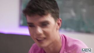 Hot - Femboy Sam Ledger bekommt sein enges Loch von seinem gutaussehenden Stiefbruder Drake Von