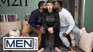 Hot - Denzel begrüßt seinen neuen Mitbewohner Joey Mills auf die beste Art und Weise, indem er seinen Twink-Arsch fickt