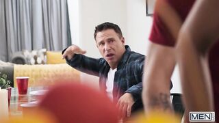 Hot - Wilder Stiefvater Reese Rideout fickt sowohl seinen Stiefsohn Trevor als auch seine Freundin Jewel Diamant