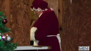 Hot - Benjamin Blau reitet eine neue Weihnachts Toy vor Papa Kuchen und reitet ihn stattdessen