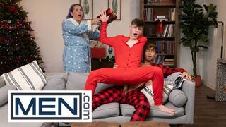 Hot - Dom King spielt Videospiele am Weihnachtsmorgen, während Jake Preston heimlich seinen Schwanz lutscht