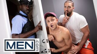 Hot - Chuck Conrad kommt herein, während Enzo Müller sich mit einem Toy fickt und übernimmt