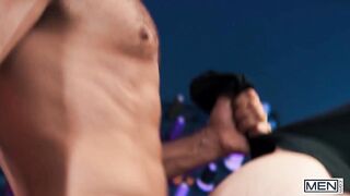 Hot - Geile Tailor Mateo Tomas misst Dom Kings Schwanz und gibt ihm einen hinterhältigen Blowjob