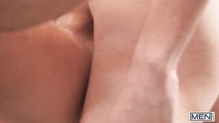 Hot - Sam Ledger fragt Barista Joey Mills nach etwas Hot und Cremigem, damit er Sperma über seinen ganzen Körper bekommt