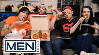 Hot - Dom King steckt seinen Schwanz durch die Pizza Box für ein bisschen Blowjob mit Logan Aarons