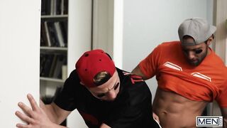 Hot - Dom King steckt seinen Schwanz durch die Pizza Box für ein bisschen Blowjob mit Logan Aarons