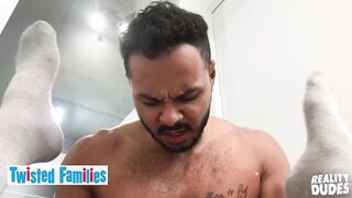 TWISTED FAMILIES - Edward Terrent zieht seine Hose aus und lässt sich von seinem Stiefbruder Milo Madera in den Arsch ficken