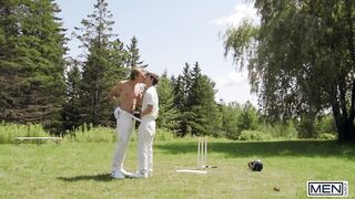 MÄNNER - Sam Ledger beugt sich vor, als Leo Louis sein Arschloch mit der Zunge fickt und ihn dann in Doggy bumst