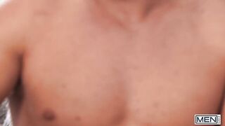 Hot - Muskulöser Hengst MrDeepVoice leckt Dean Youngs Loch und fickt ihn dann hart im Doggystyle