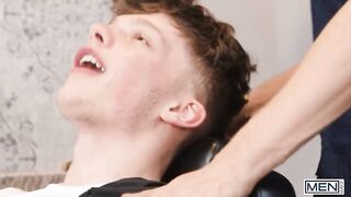 Hot - Sexy Friseursalonbesitzerin Cristiano lutscht Jake Preston Schwanz unter dem Cape