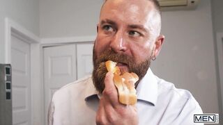 Hot - Maverick Sun kann nicht genug von Daddy Cakes' Schwanz bekommen, als er in Doggy & Missionary gefickt wird