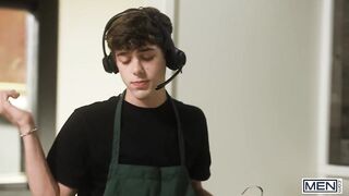 MÄNNER - Der freche Barista Joey Mills kann es kaum erwarten, einen Vorgeschmack auf Brogans Hardrock-Schwanz zu bekommen