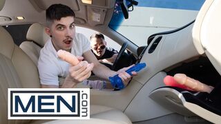 Hot - Dirty Cop Colton Reece zeigt Harrison Todd, wer der Boss ist, während er ihn in allen Positionen fickt