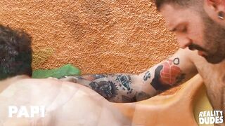 PAPI - Der Dunkelhaarige Hengst Joe Dave Reitet Sexy Top Igor Lucios' Dicker Stab In Einer Hinterstraße