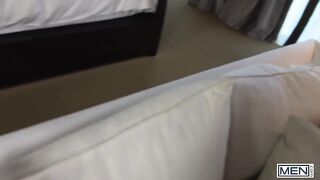 Hot - Jay Tee zieht Paul Wagner Schwanz heraus, um ihn zu lutschen, dann bückt er sich, um seinen Arsch ficken zu lassen