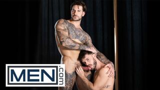 Hot - Papi Kocic beugt Manuel Reyes über den verschnörkelten Kaminsims, um seinen Arsch zu umranden, und dringt dann in ihn ein