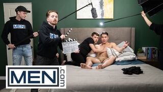 MÄNNER - Colton Reece findet ein Schlafzimmer zum Ausruhen und dreht versehentlich eine Pornoszene mit Joey Mills
