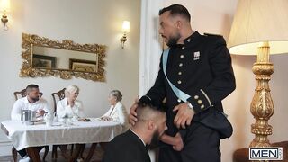 Hot - Prince Sir Peter Felgen und Finger Justin Jetts enges Loch und fickt ihn dann tief und hart