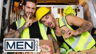 MÄNNER - Papi Kocic Schiebt Seinen Schwanz Durch Einen Der Köstlichen Donuts Und Lässt Pol Prince Ihn Lutschen