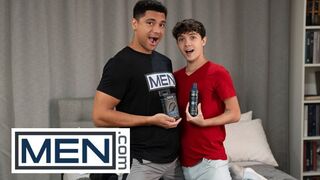 Hot - Sam Ledger ist überrascht wie groß Andre Stone's Schwanz ist und bietet an, ihn abzusaugen