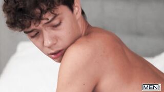 Hot - Sam Ledger ist überrascht wie groß Andre Stone's Schwanz ist und bietet an, ihn abzusaugen