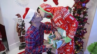 Brother Crush - Cute Stepbrother Offers His Big Bro A Special Gift For This Christmas