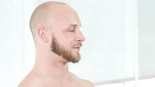 BUBBLE BUTT POUNDED! Amateur Bodybuilder Helps His Casting Agent Cum