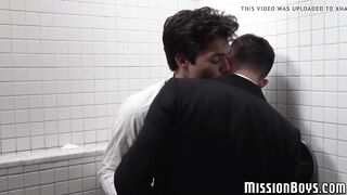 Two Mormon twinks hook up in the bathroom secretly