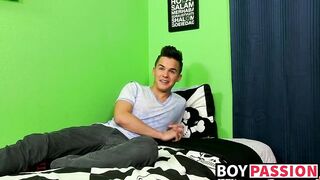 Twink Andy Taylor inserts dildo and wanks off until cumming